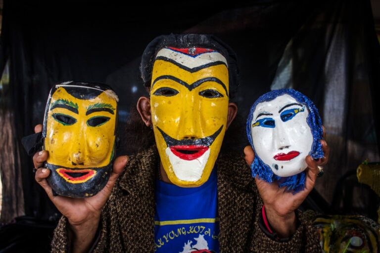 Seni pertunjukan Melayu lahir dari kebudayaan bandar dan masyarakat pesisir yang sejak berabad-abad menjadi ruang perjumpaan berbagai bangsa, bahasa, agama, dan tradisi.
